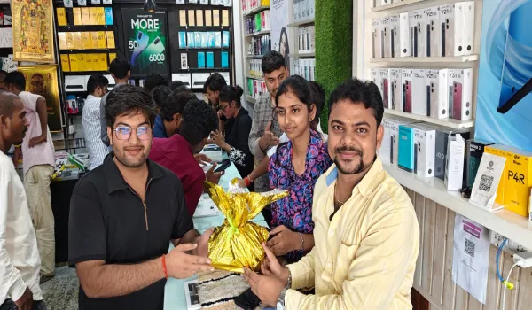 रक्षाबंधन पर अंबेडकरनगर के बाजारों में बढ़ी रौनक, स्मार्ट गैजेट की भी मांग